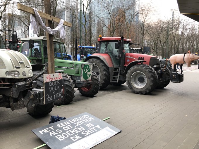 Bỉ: 200 máy kéo tập trung ở trung tâm Brussels khi những người chăn nuôi lợn yêu cầu được chính phủ hỗ trợ