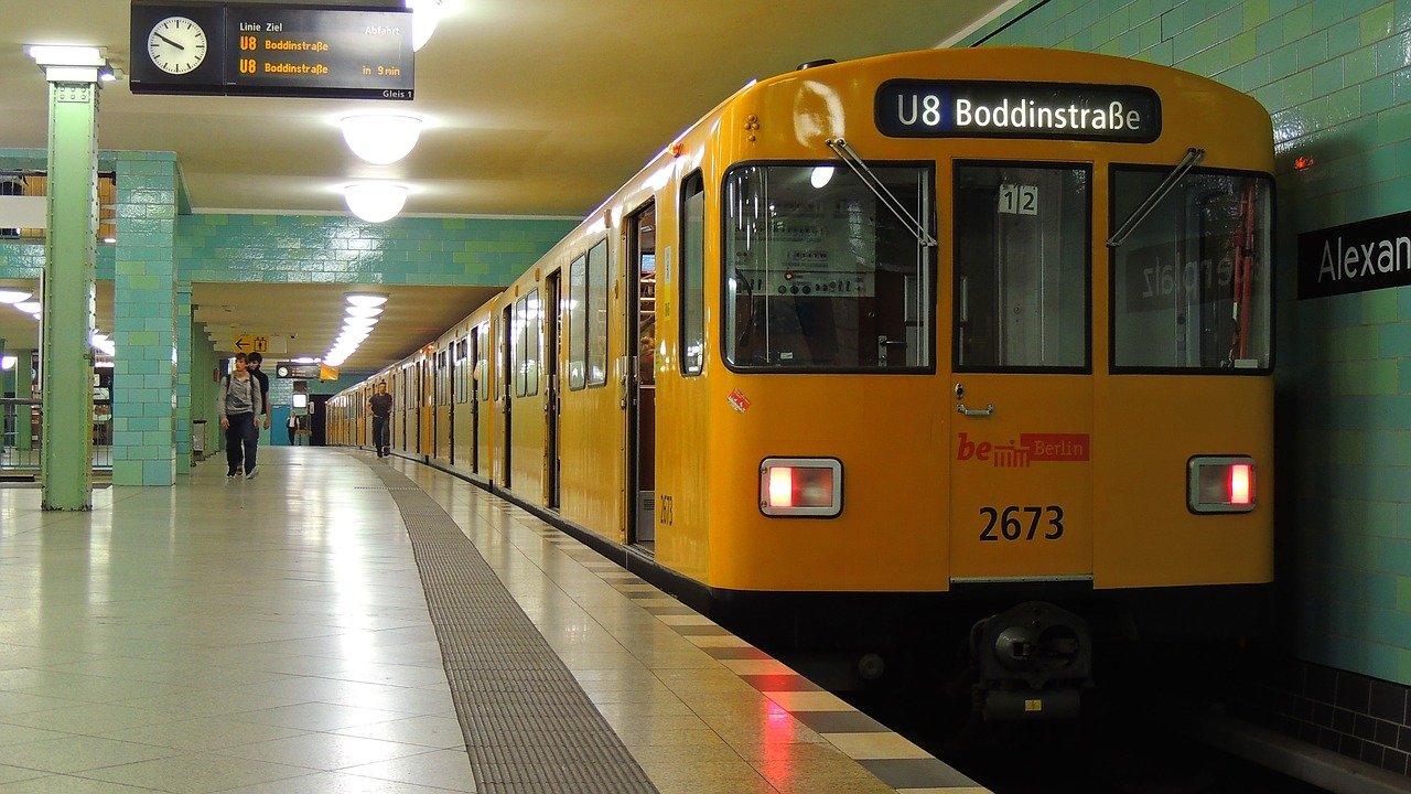 CHLB Đức: Tàu điện ngầm ở Berlin bán cho hành khách vé ngày tẩm tinh dầu cần sa có thể ăn được