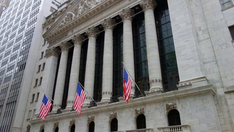 Dow Jones tăng lên mức kỷ lục mới, nhưng Nasdaq giảm 1% khi tỷ giá cao hơn phân chia thị trường