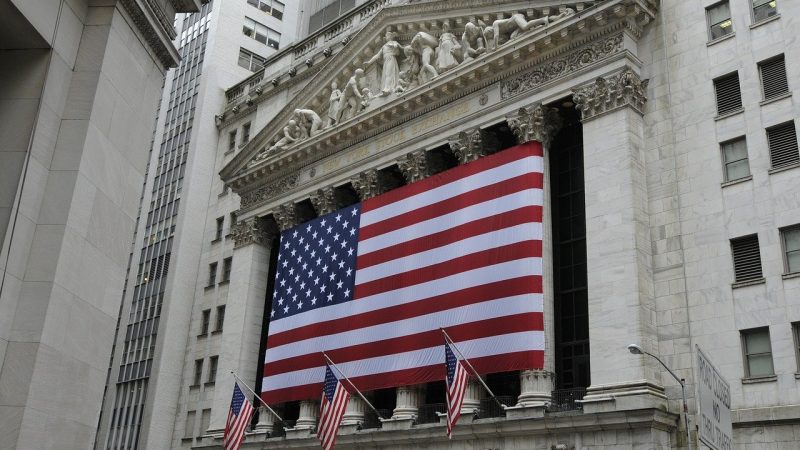 Dow Jones giảm gần 400 điểm trong lần thua lỗ đầu tiên của năm 2022, khi các nhà giao dịch chuẩn bị cho một tín hiệu mới từ Fed