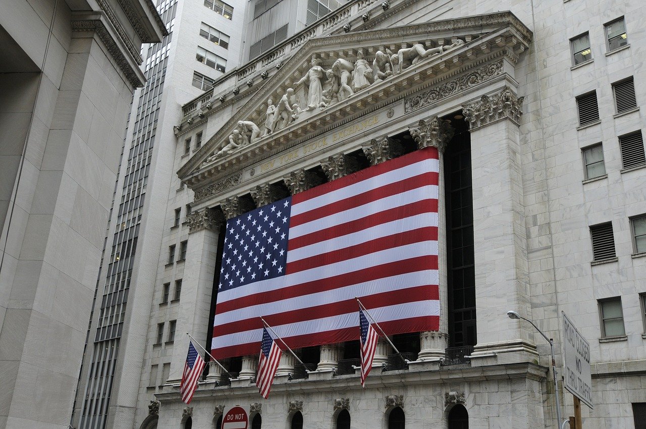 Dow Jones giảm gần 400 điểm trong lần thua lỗ đầu tiên của năm 2022, khi các nhà giao dịch chuẩn bị cho một tín hiệu mới từ Fed