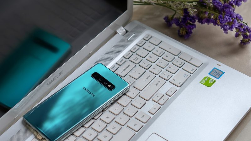 Samsung ra mắt điện thoại thông minh Galaxy S22 và máy tính bảng Tab S8 mới để đối đầu với Apple