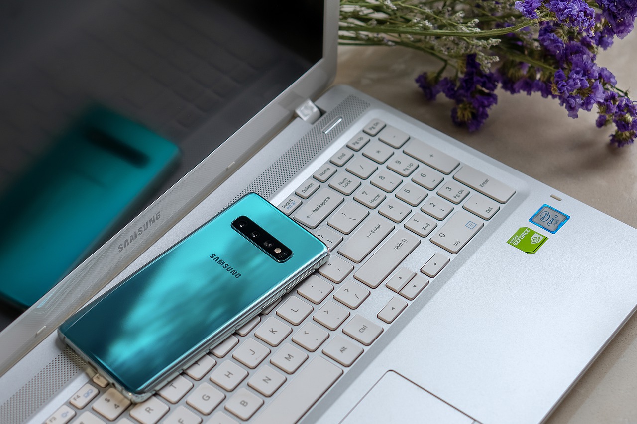 Samsung ra mắt điện thoại thông minh Galaxy S22 và máy tính bảng Tab S8 mới để đối đầu với Apple