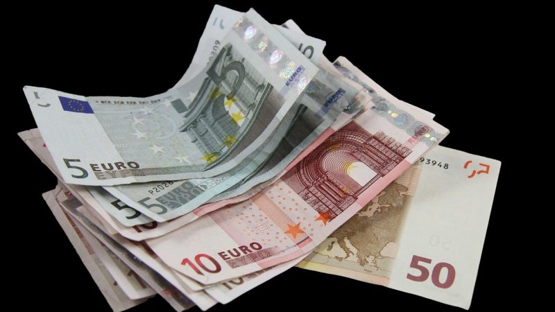 Người Séc mua một lượng lớn ngoại tệ, chủ yếu là đô la Mỹ và Euro