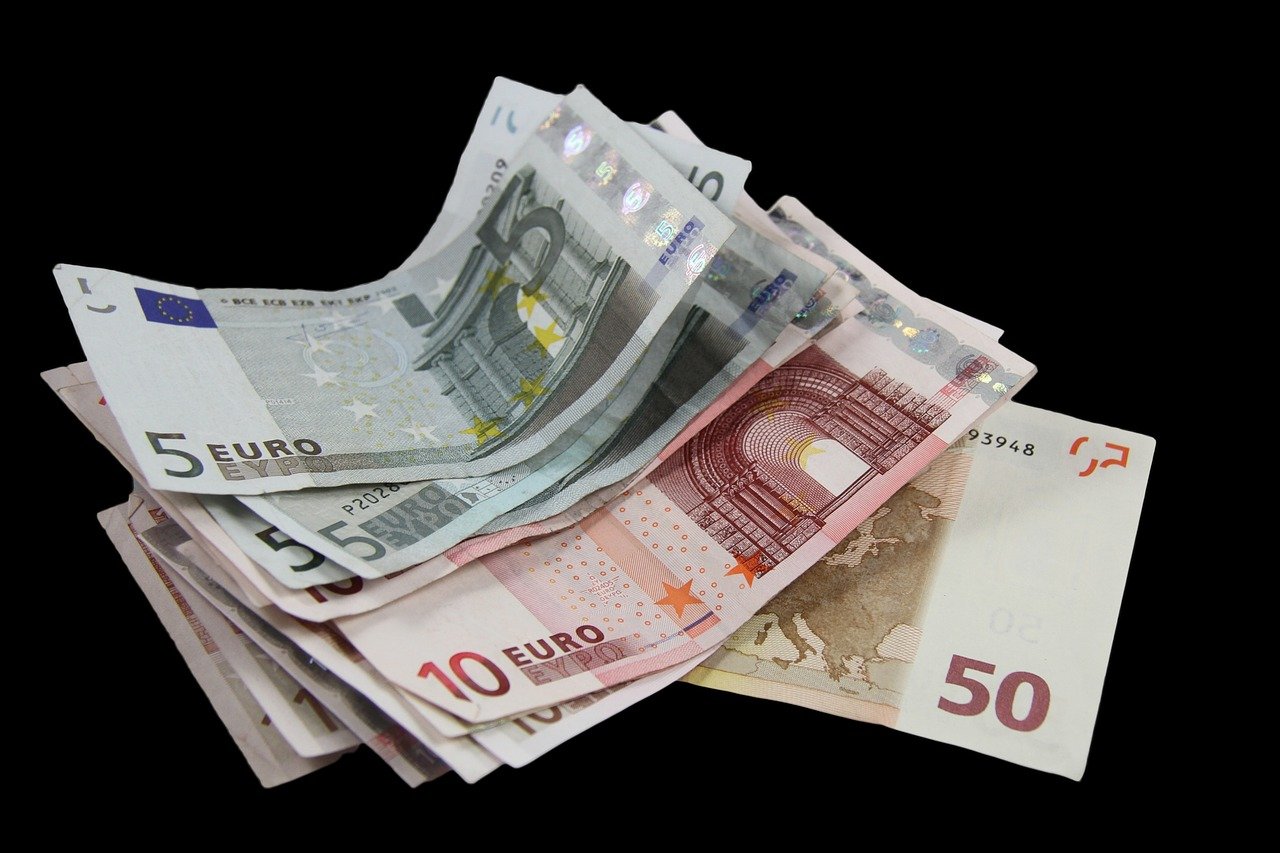 Người Séc mua một lượng lớn ngoại tệ, chủ yếu là đô la Mỹ và Euro
