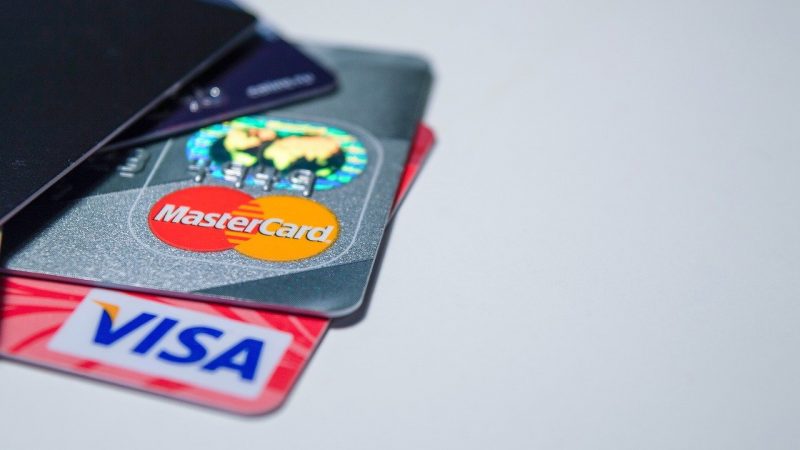 Visa và Mastercard chặn các ngân hàng Nga khỏi mạng lưới của họ sau lệnh trừng phạt