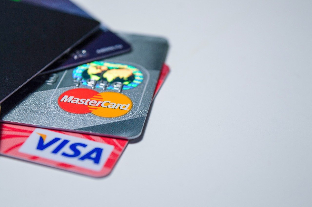Visa và Mastercard chặn các ngân hàng Nga khỏi mạng lưới của họ sau lệnh trừng phạt