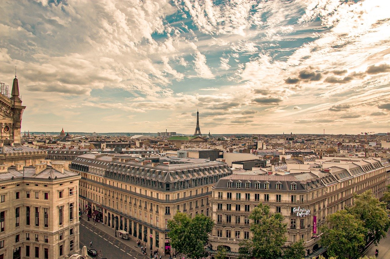 Ba người bị thương nặng trong vụ nổ ở ngoại ô Paris