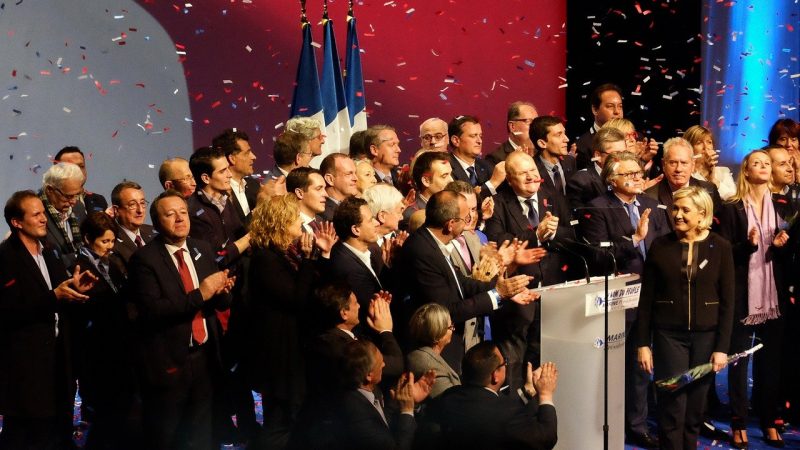 Macron của Pháp đối mặt với đối thủ cực hữu Le Pen trong cuộc tranh cử tổng thống