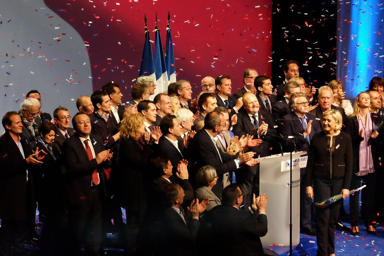 Macron của Pháp đối mặt với đối thủ cực hữu Le Pen trong cuộc tranh cử tổng thống