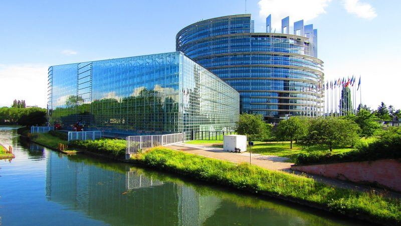 Các quốc gia thành viên có thể rời EU, nhưng liệu khối có thể đơn phương loại bỏ một thành viên không?