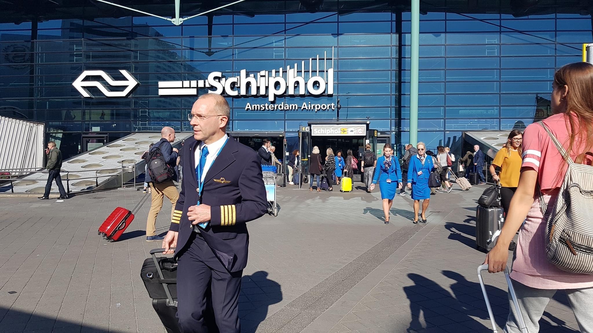 Khung cảnh hỗn loạn tại sân bay Schiphol: 450 chuyến bay bị hoãn, 75 chuyến bay bị hủy do thiếu nhân viên