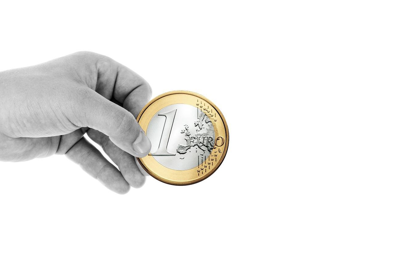 EU cắt giảm dự báo tăng trưởng và dự đoán giá sẽ tăng nhanh hơn suy nghĩ trong năm nay