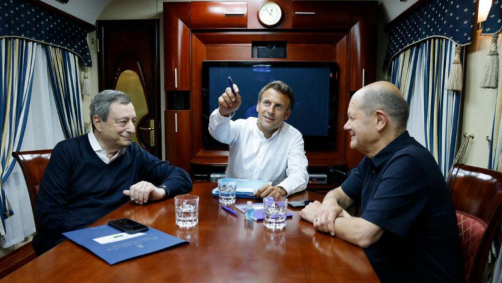 Tổng thống Macron của Pháp, thủ tướng Scholz của Đức và thủ tướng Draghi của Ý đến thăm tổng thống Zelenskyy ở Kyiv