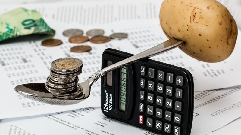 Argentina tăng lãi suất thêm 950 điểm cơ bản lên 69,5% khi lạm phát chạm mức cao nhất trong 20 năm