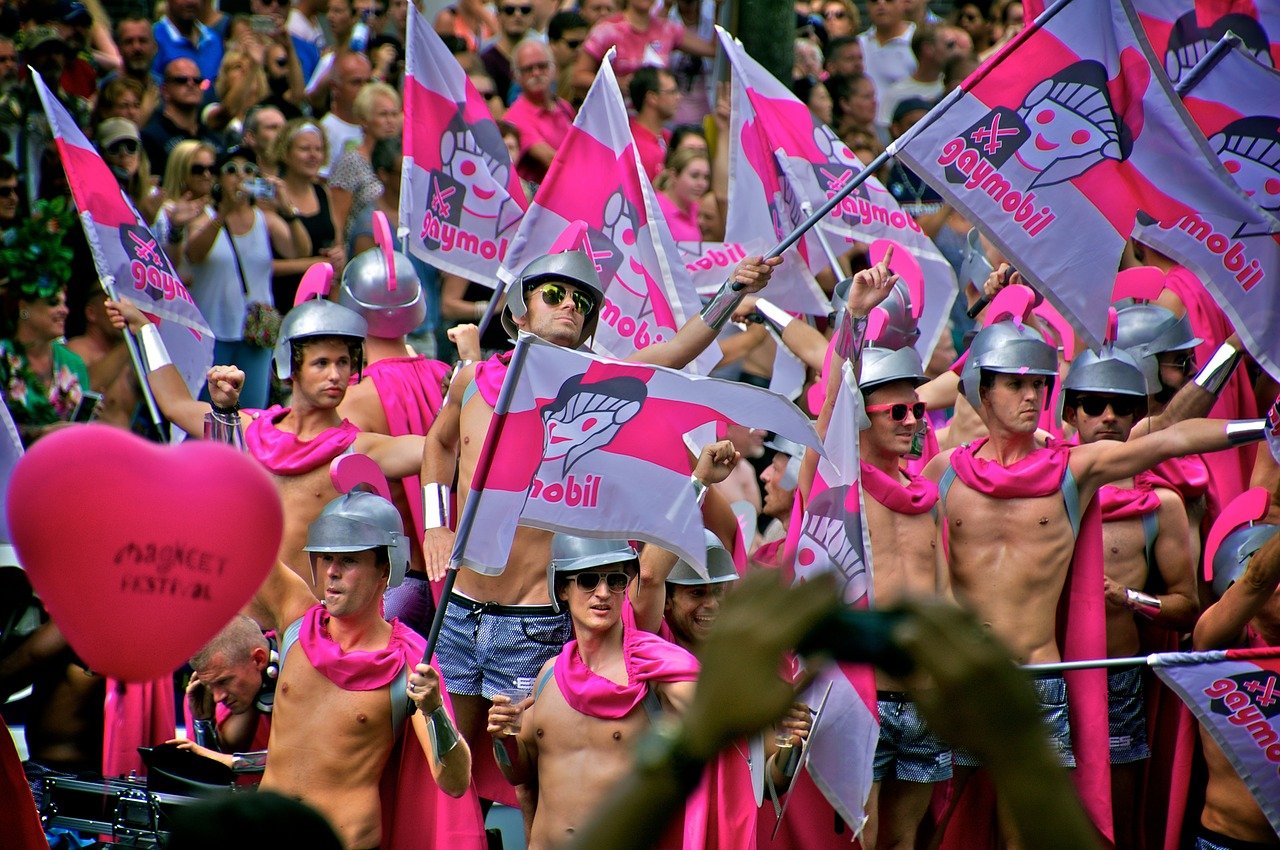 Pride Amsterdam lần thứ 26 bắt đầu trong ánh nắng chói chang