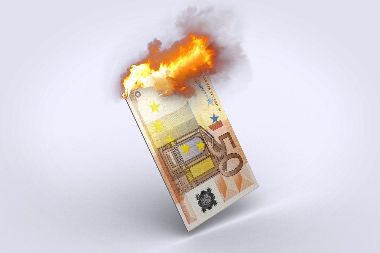 Lạm phát khu vực đồng Euro tăng vọt lên mức kỷ lục 10%, gây áp lực chồng chất lên Ngân hàng Trung ương Châu Âu