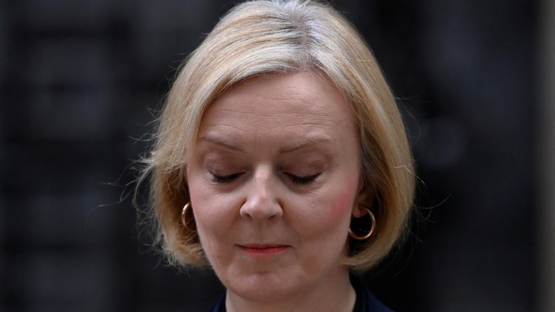 Liz Truss từ chức thủ tướng Anh chỉ sau 45 ngày ở số 10 phố Downing