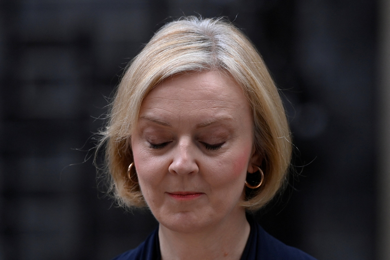 Liz Truss từ chức thủ tướng Anh chỉ sau 45 ngày ở số 10 phố Downing