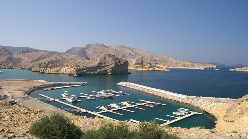 Quan chức cho biết tàu chở dầu bị máy bay không người lái mang bom tấn công ngoài khơi Oman