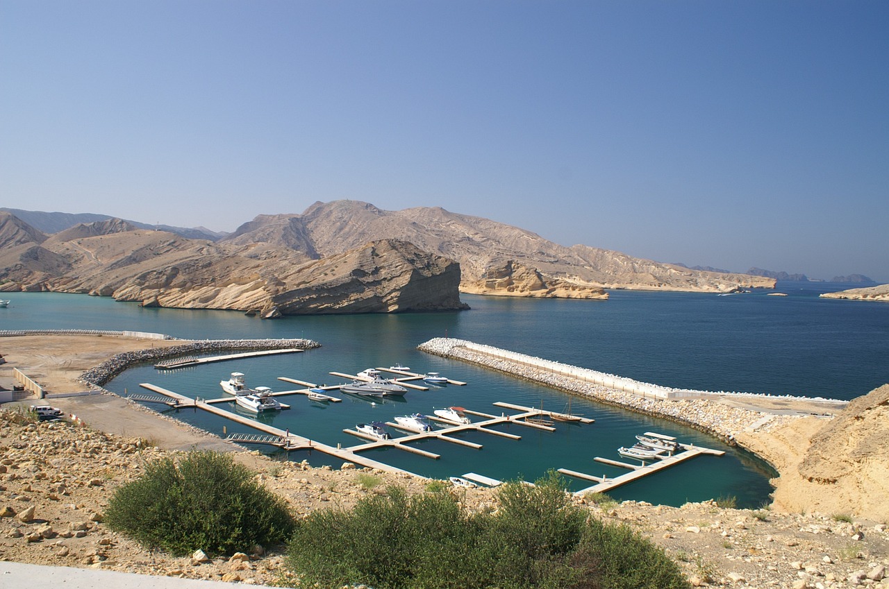 Quan chức cho biết tàu chở dầu bị máy bay không người lái mang bom tấn công ngoài khơi Oman