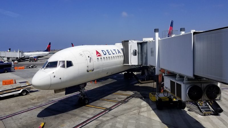 Chuyến bay Delta hạ cánh trước đường băng tại Sân bay Schiphol của Amsterdam