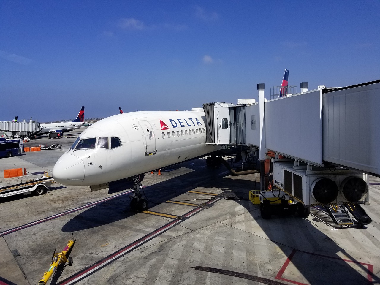 Chuyến bay Delta hạ cánh trước đường băng tại Sân bay Schiphol của Amsterdam