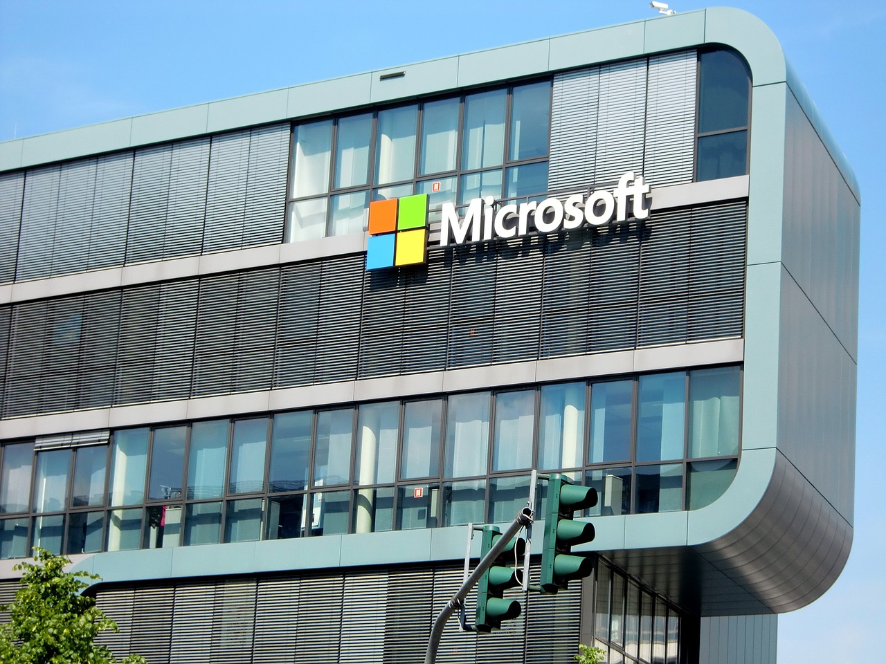 Microsoft công bố khoản đầu tư hàng tỷ đô la vào OpenAI, nhà sản xuất ChatGPT