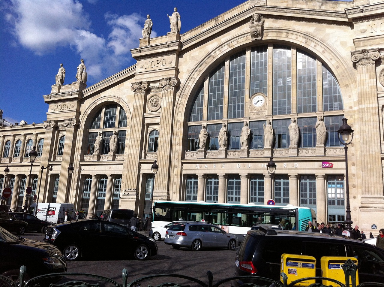 Tấn công bằng dao ở nhà ga Paris: Ít nhất sáu người bị thương và nghi phạm bị bắn
