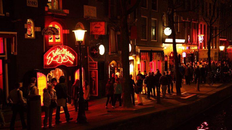Amsterdam muốn cấm hút cần sa ở Phố đèn đỏ từ giữa tháng 5