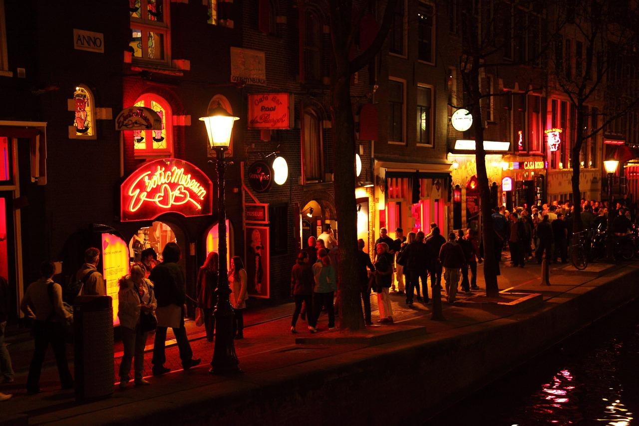 Amsterdam muốn cấm hút cần sa ở Phố đèn đỏ từ giữa tháng 5