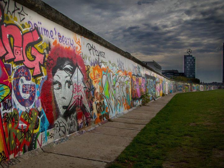 Bức tường Berlin sụp đổ sau 33 năm: Đông – Tây có còn khác biệt?