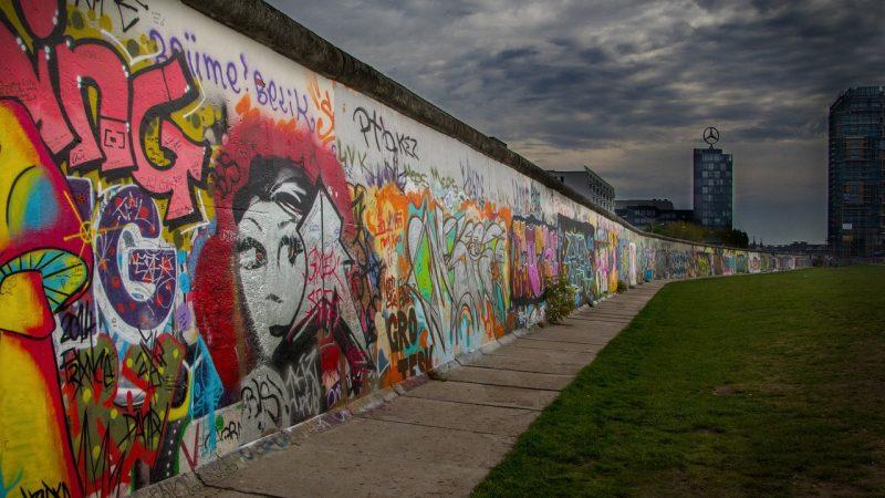Bức tường Berlin sụp đổ sau 33 năm: Đông – Tây có còn khác biệt?