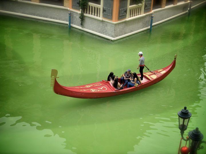 Cảnh sát Venice điều tra nguồn chất lỏng màu xanh sáng ở Grand Canal