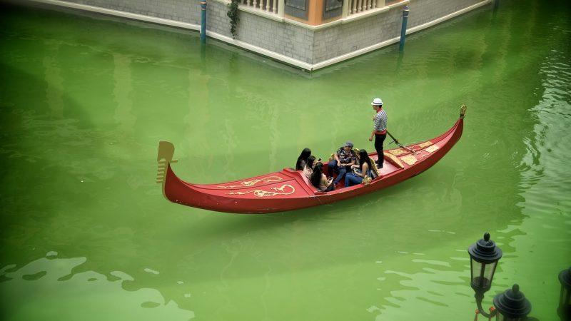 Cảnh sát Venice điều tra nguồn chất lỏng màu xanh sáng ở Grand Canal