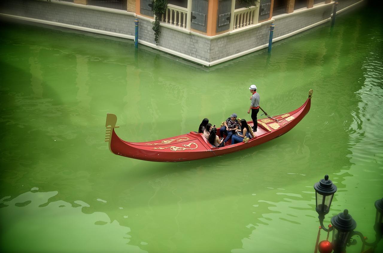 Cảnh sát Venice điều tra nguồn chất lỏng màu xanh sáng ở Grand Canal