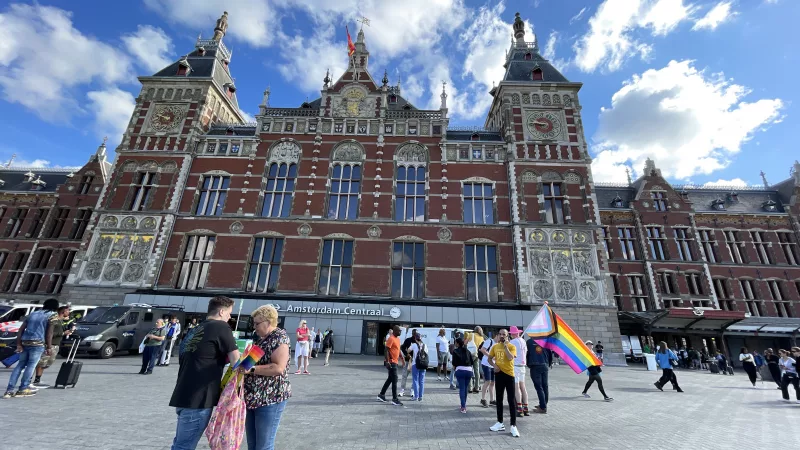 Kiêu hãnh và định kiến: Tuần lễ Queer & Pride Amsterdam của cộng đồng LGBT+