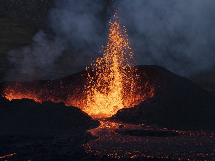 Phun trào núi lửa Etna ở Ý:  Sân bay Catania đóng cửa khiến hàng chục chuyến bay bị hủy
