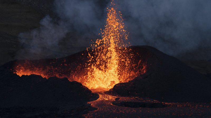 Phun trào núi lửa Etna ở Ý:  Sân bay Catania đóng cửa khiến hàng chục chuyến bay bị hủy