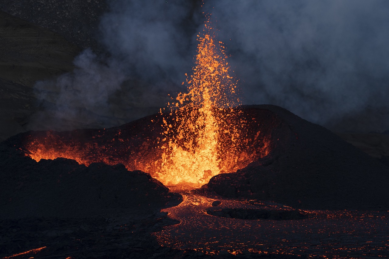 Phun trào núi lửa Etna ở Ý: Sân bay Catania đóng cửa khiến hàng chục chuyến bay bị hủy