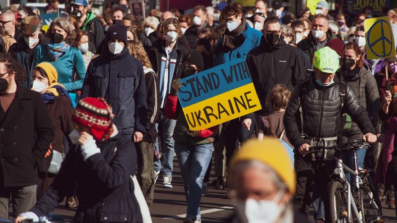Ủy viên hội đồng Ukraine ném lựu đạn trong cuộc họp, 26 người bị thương