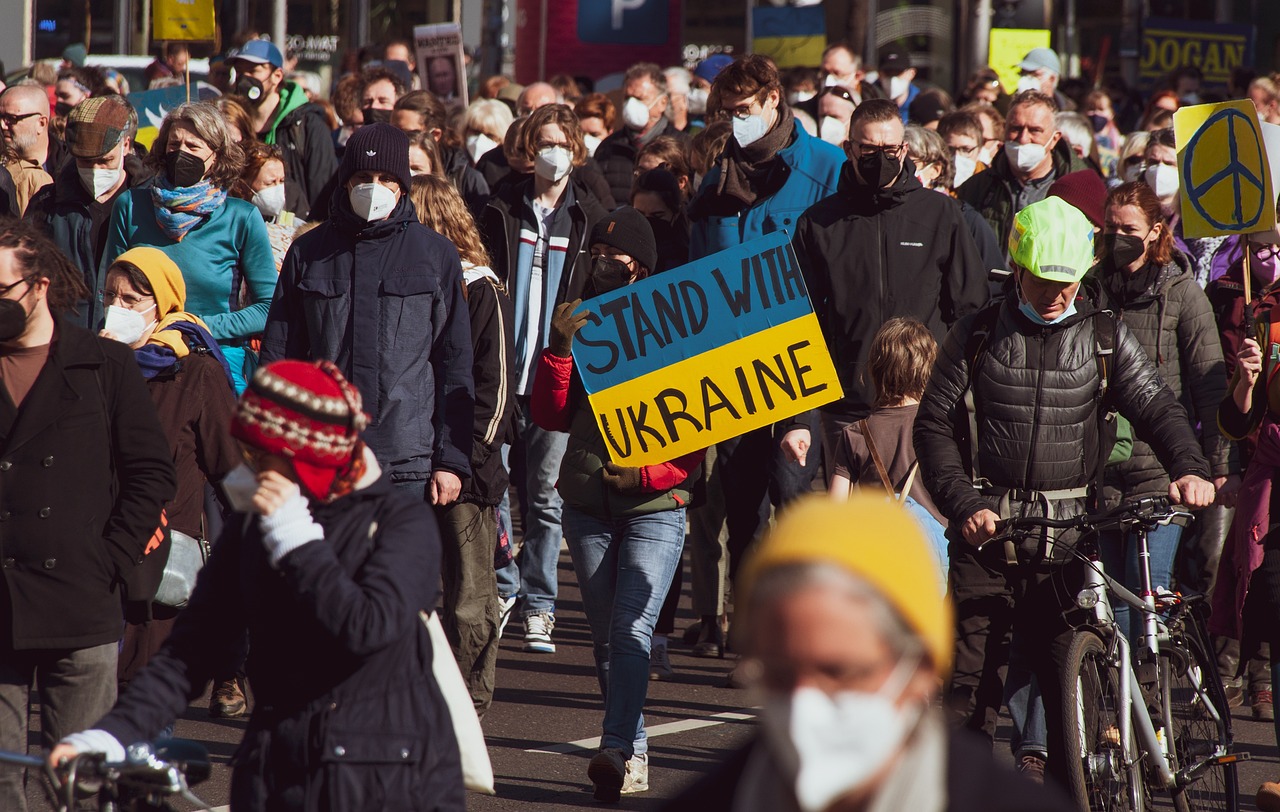 Ủy viên hội đồng Ukraine ném lựu đạn trong cuộc họp, 26 người bị thương