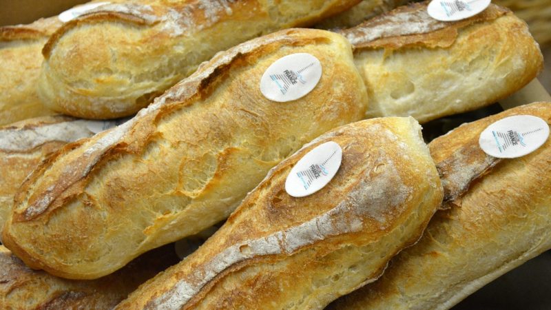 Nông dân Pháp chặn đường, đổ nông sản khi cuộc biểu tình tiến gần đến Paris