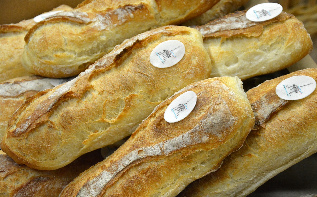 Nông dân Pháp chặn đường, đổ nông sản khi cuộc biểu tình tiến gần đến Paris