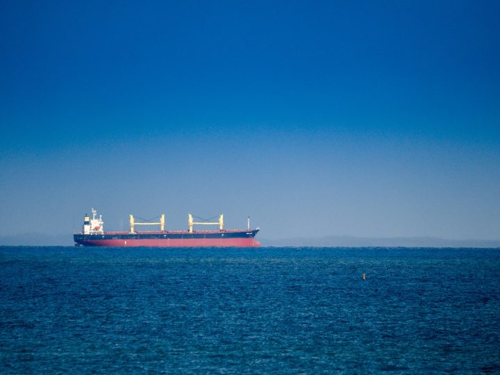Thuỷ thủ đoàn dập lửa trên tàu chở dầu bị tên lửa Houthi tấn công ngoài khơi Yemen
