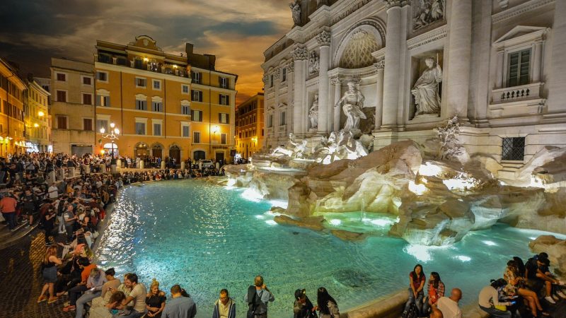 Khách du lịch ném hơn 1 triệu euro vào Đài phun nước Trevi của Ý mỗi năm
