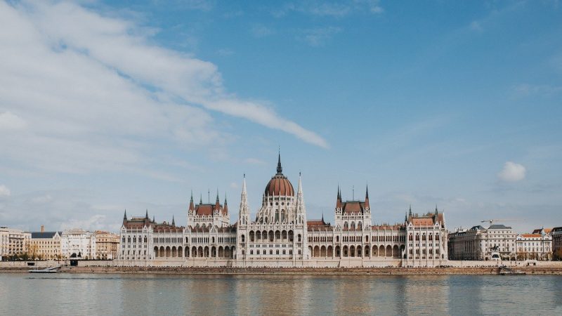 Các quan chức EU và Hungary bất đồng về chương trình cấp thị thực cho công dân Nga