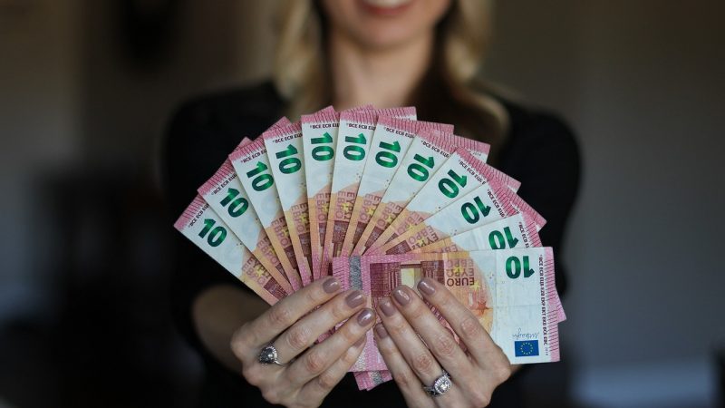 Hoạt động kinh doanh của khu vực đồng Euro giảm: Đồng Euro giảm xuống mức thấp nhất trong 2 năm
