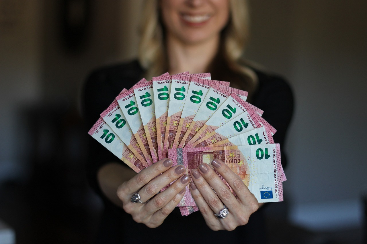 Hoạt động kinh doanh của khu vực đồng Euro giảm: Đồng Euro giảm xuống mức thấp nhất trong 2 năm