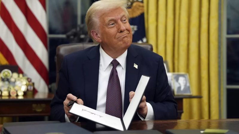 Trump ân xá cho những kẻ gây ra vụ việc ngày 6 tháng 1 khi ông ký hàng loạt sắc lệnh hành pháp vào ngày đầu tiên nhậm chức